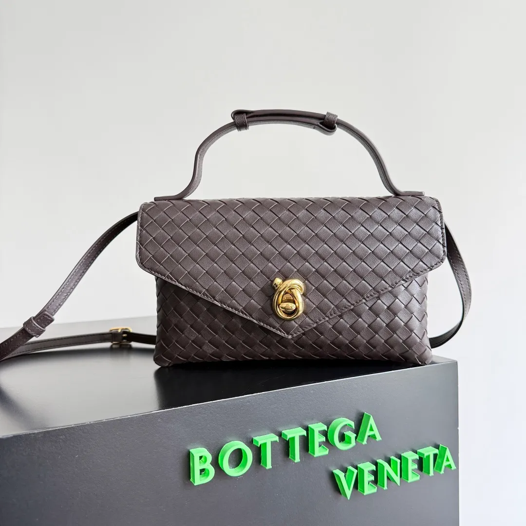 Batch 1660 BOTTEGA VENETA 2025 new product KNOT LOCK crossbody bag subverts the rigid lines of traditional tote bags, using drapey leather to create a three-dimensional silhouette that breathes. It has compartments and multiple card slots inside, making it a versatile commuter bag that can be used in various occasions. The details are full of exquisiteness, the casual retro color tone, and the upper body are full of elegance. Whether you are commuting or going out on the street, you can easily hold it. The two carrying methods of hand-carrying and long shoulder strap are very practical! At the same time, the shoulder strap is detachable, suitable for various dressing styles~ Whether it is a dinner party or daily commuting, it can be easily controlled and becomes your versatile tool❤️ Style number: 817191 Size: 25*16*5.5cm